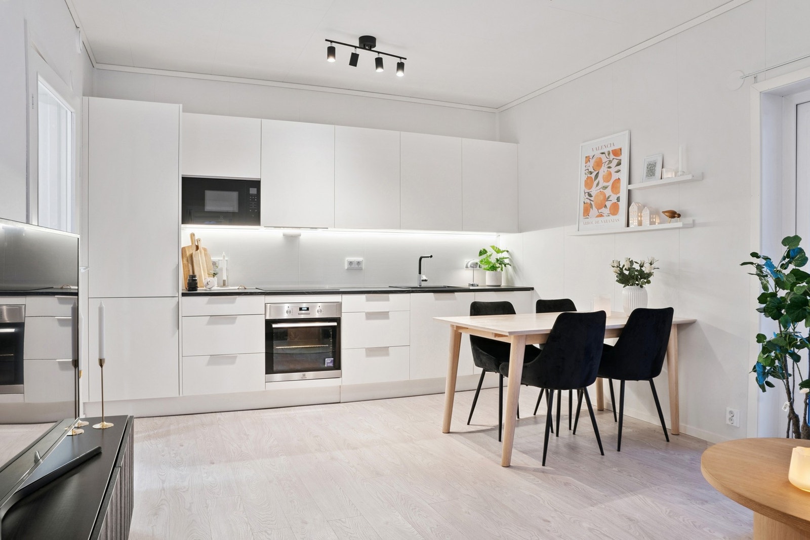 Stue og kjøkken er utformet i en åpen løsning som bidrar til en luftig og sosial sone. Galleribilde