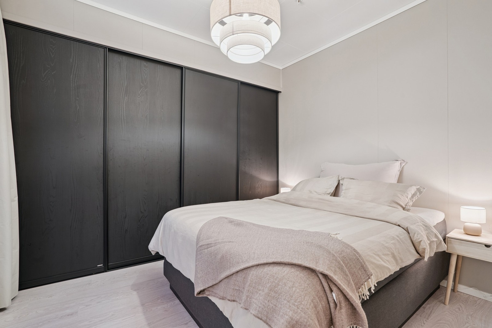 Plass til både dobbeltseng, nattbord og kommode. Galleribilde