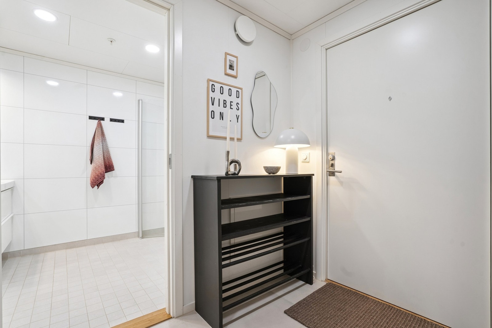 Fra entrè/gang er det adkomst til bad med bak liggende vaskerom, samt stue og kjøkken. Galleribilde