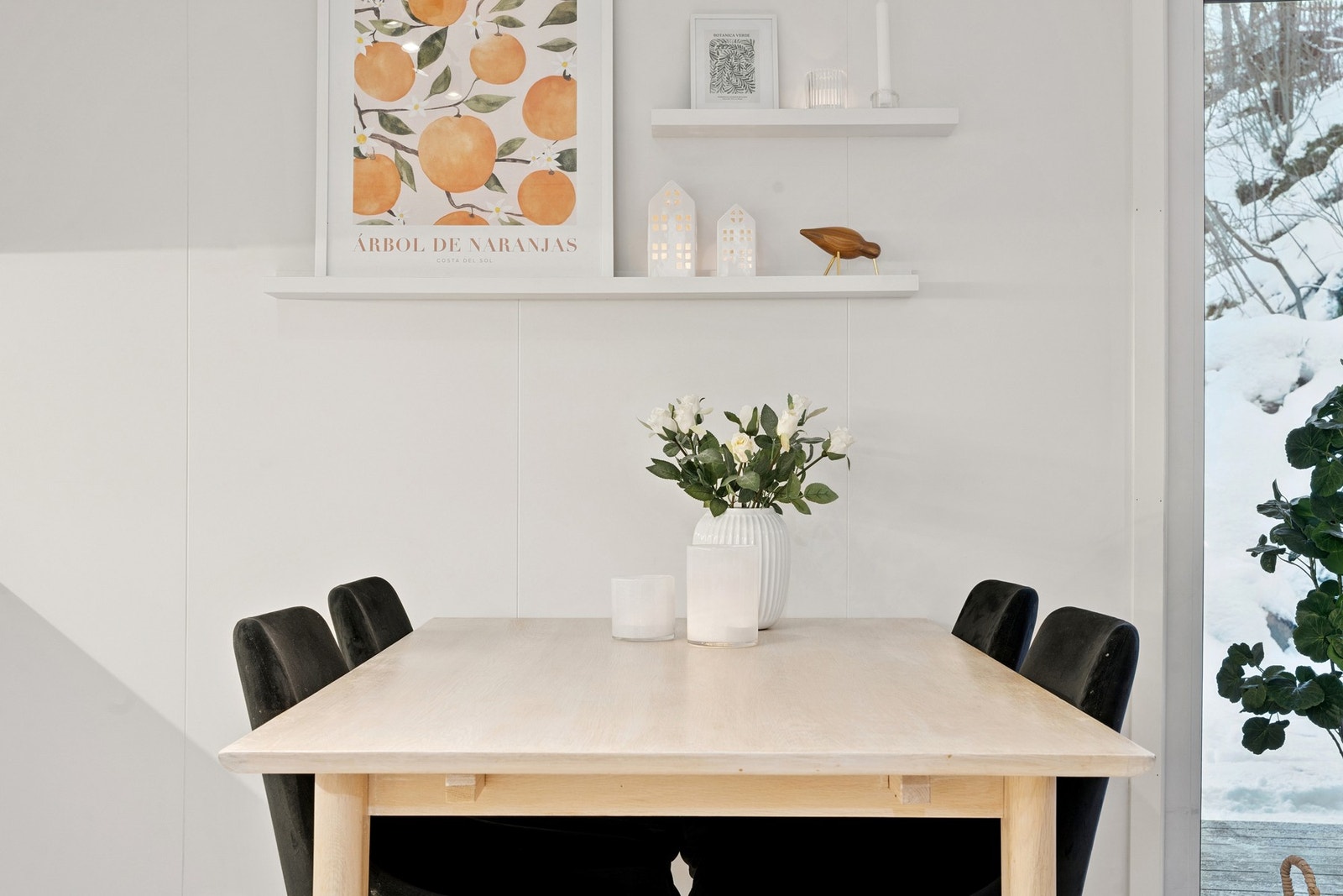 Rolig intern beliggenhet hvor man ikke legger merke til biler fra veien eller vinden på stormfulle dager. Galleribilde