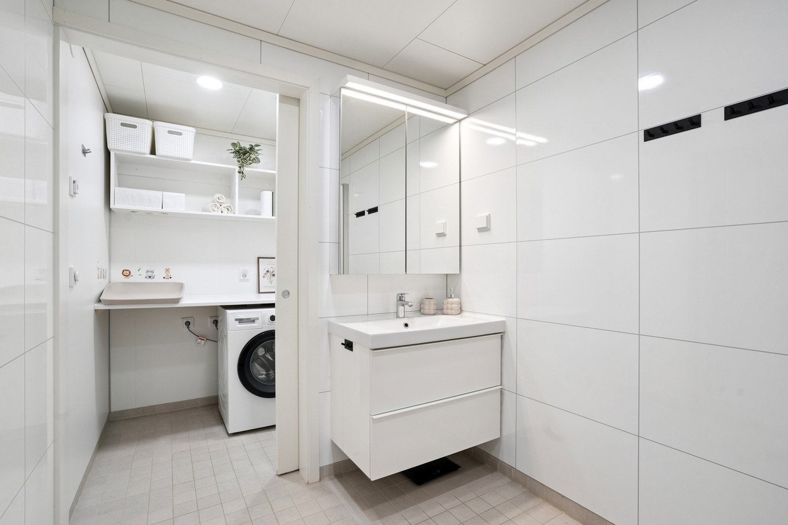 Like bak badet er vaskerommet, adskilt med skyvedør. Galleribilde