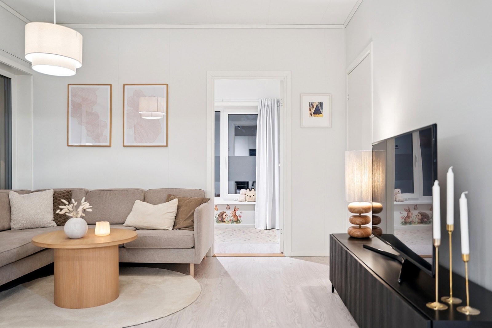 Fra stue/kjøkken er det dør inn til leilighetens 2 soverom. Galleribilde