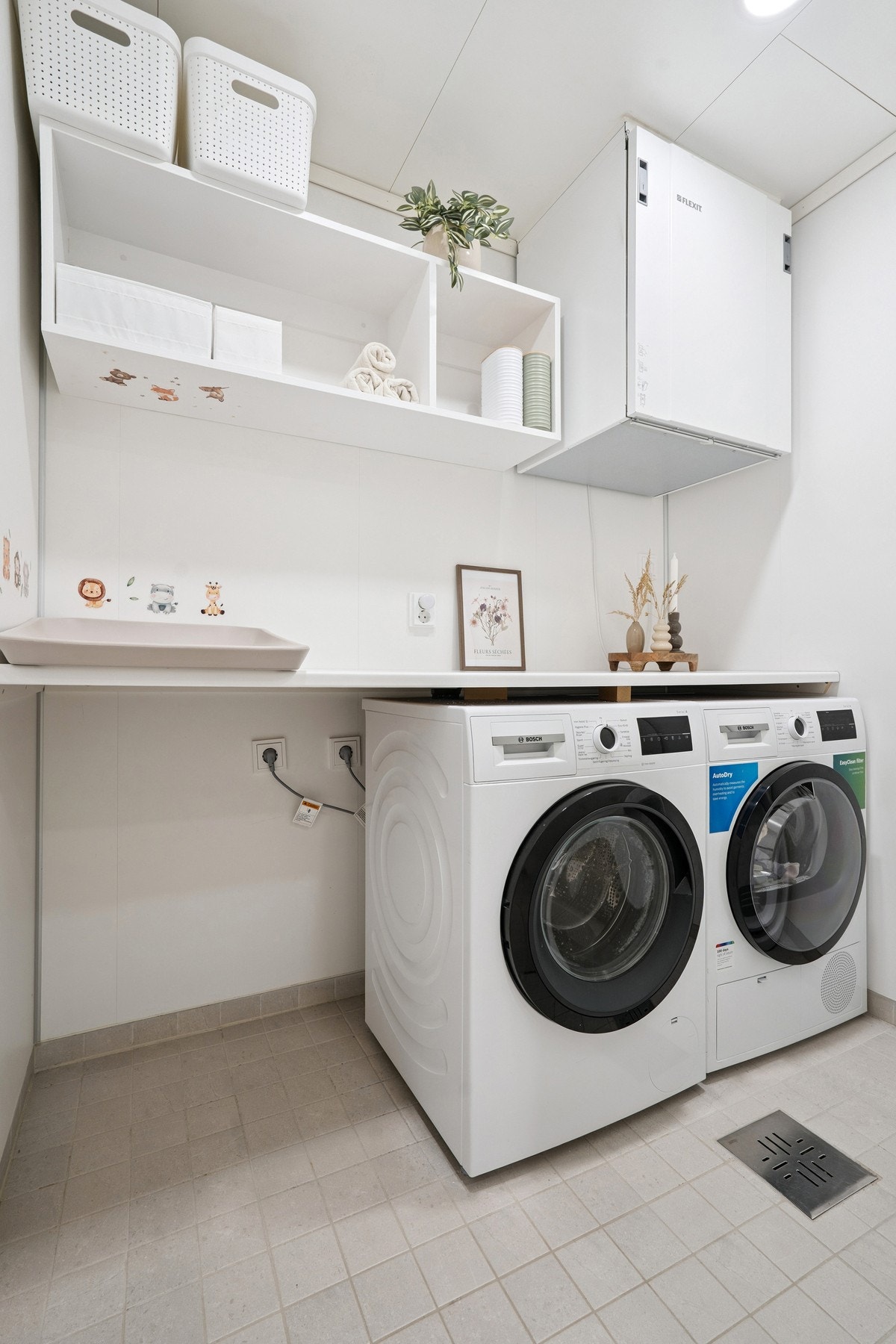 Plass til både vaskemaskin og tørketrommel. Samt benkeplate over hylle for ekstra lagringsplass. Galleribilde