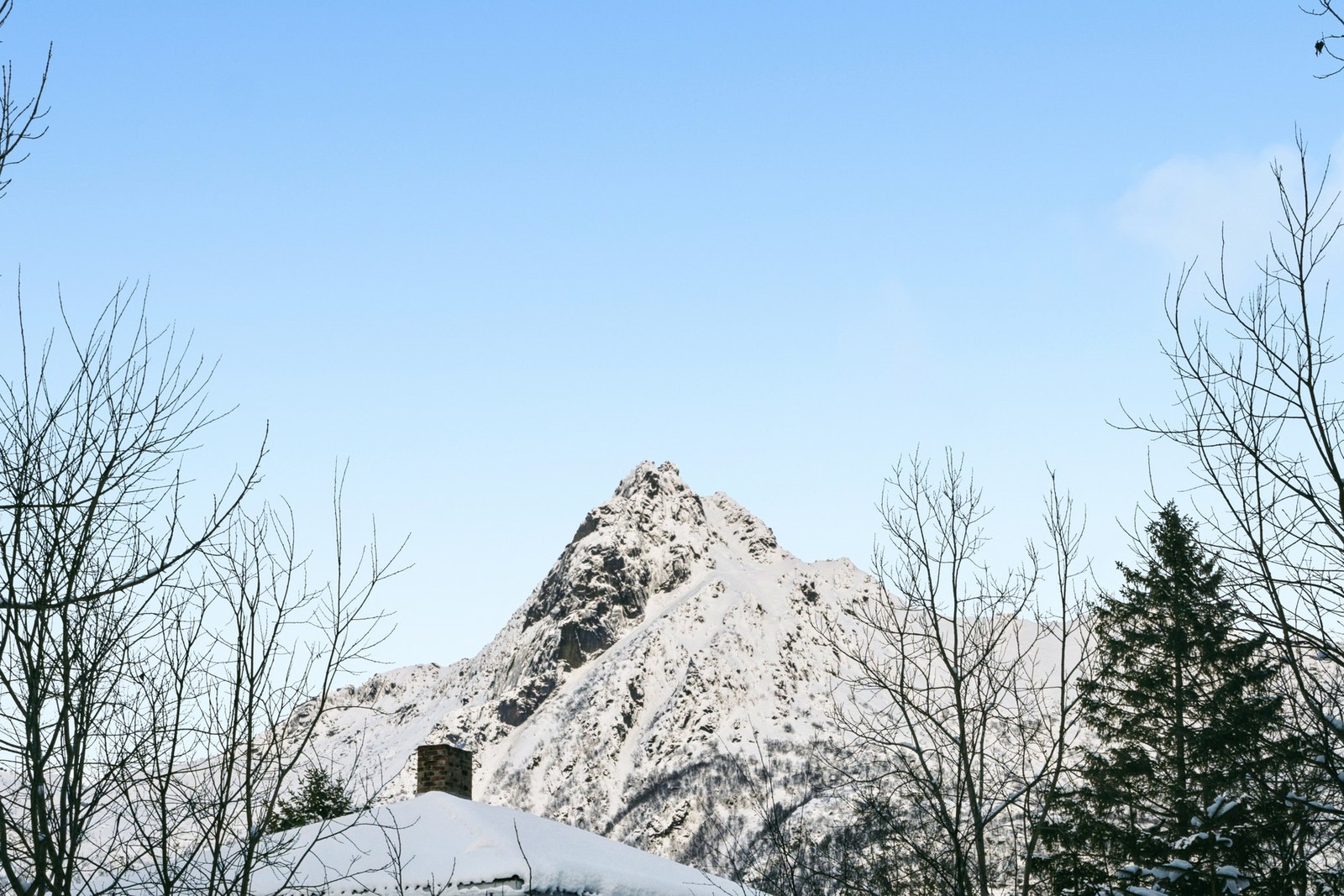 Fra terrassen er det utsikt mot majestetiske Blåtinden og om vinteren kan man se nordlyset danse på himmelen direkte fra sofakroken. Galleribilde