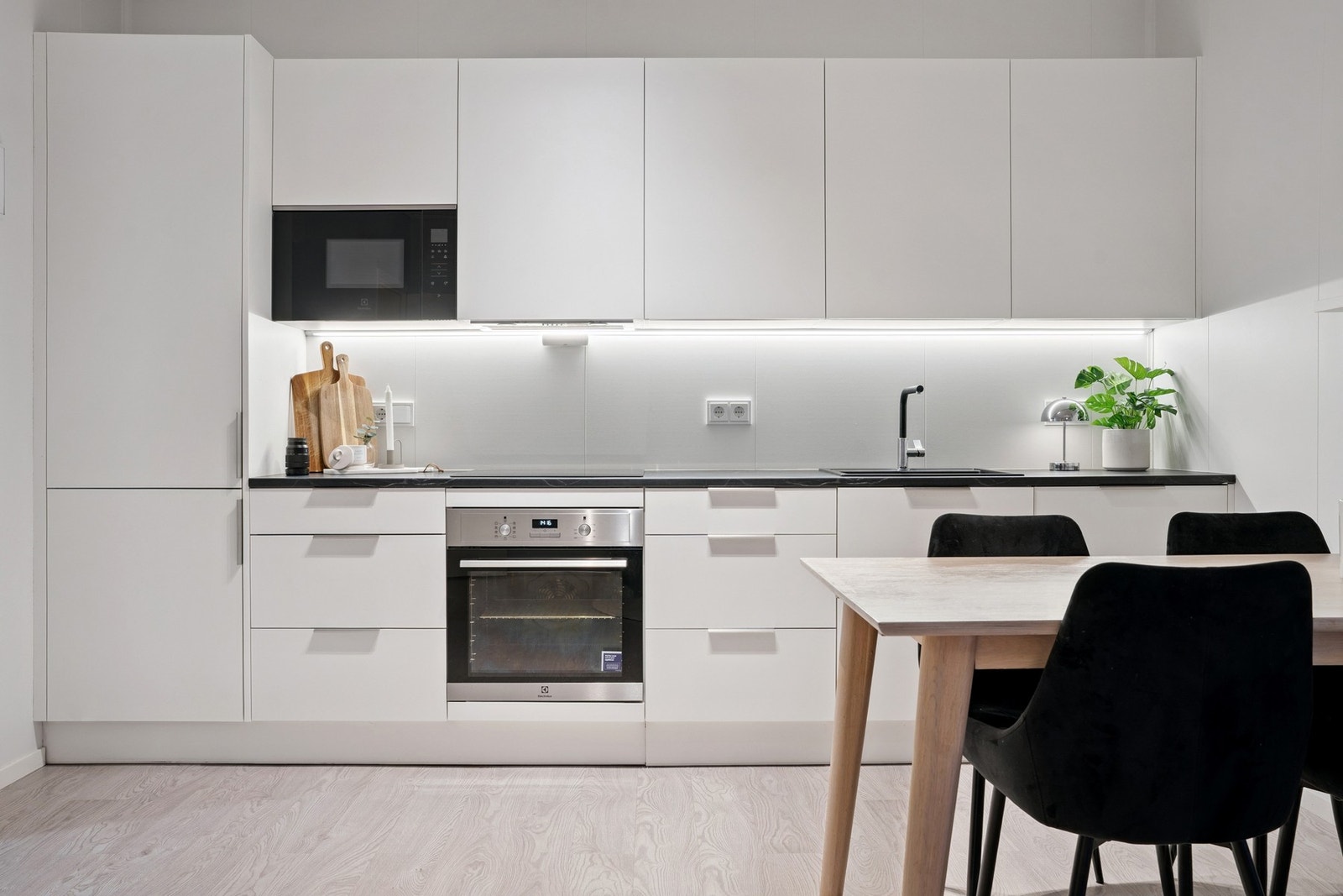 Av integrerte hvitevarer er det oppvaskmaskin, koketopp, stekeovn, mikrobølgeovn og kombiskap med kjøl og frys. Galleribilde