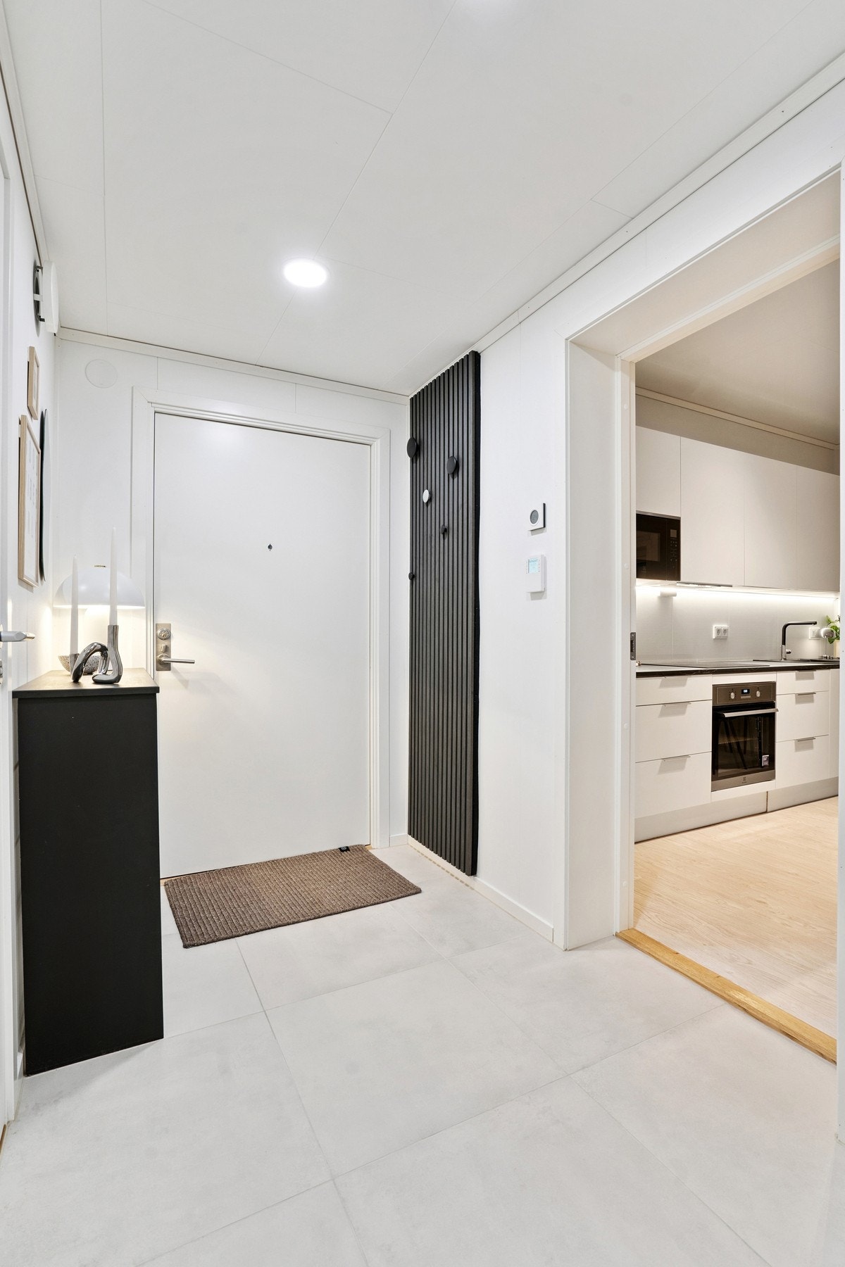 Leiligheten fremstår gjennomført i en lyse stil og her kan man flytte rett inn! Galleribilde