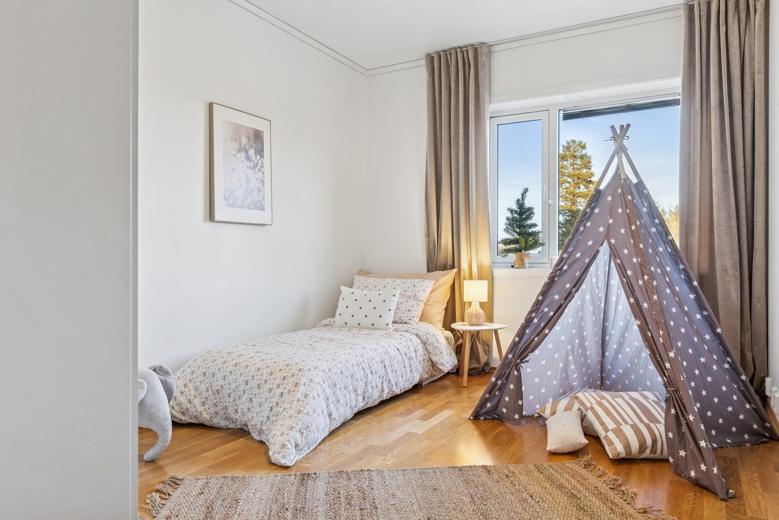 Soverom nr. 3. Her har du god plass til å innrede med stor seng, nattbord og garderobeskap. Galleribilde