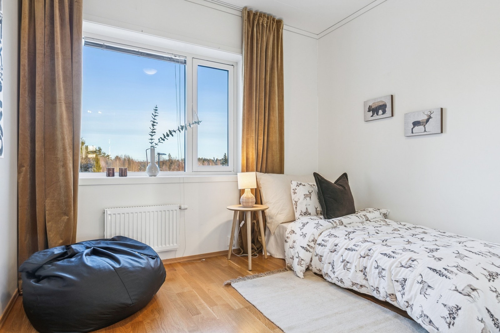 Soverom nr. 2 med plass til stor seng, nattbord og garderobeskap. Galleribilde