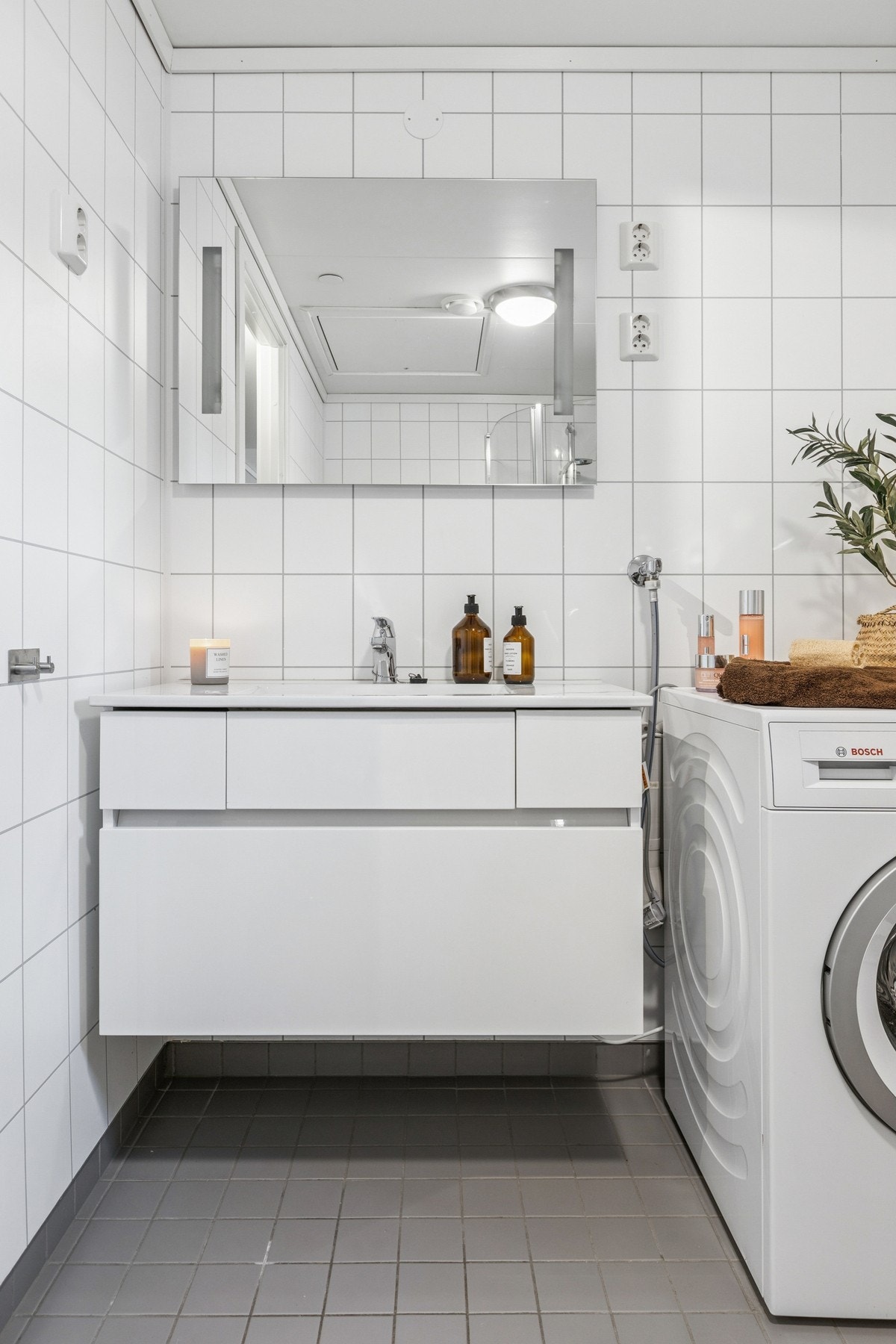 Badet er av god størrelse og har varme i gulv. Galleribilde