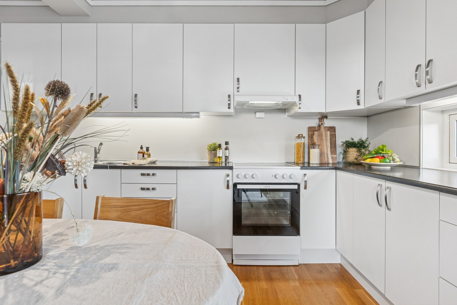 Lyst og tidløst design på kjøkkenet som holder i flere år. Galleribilde