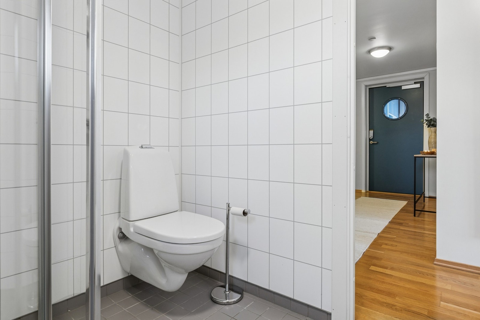 Det er opplegg for vaskemaskin på badet. Galleribilde