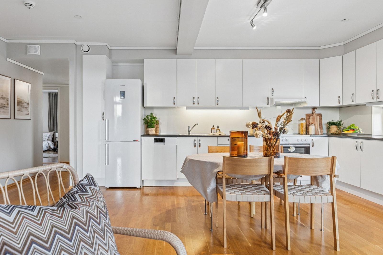 God plass til spisebordsgruppe mellom stue og kjøkken. Galleribilde