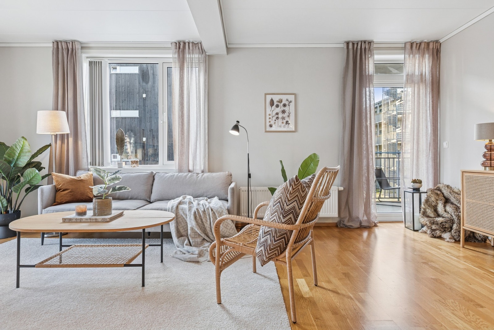 Boligen er oppvarmet med radiatorer tilkoblet varmesentral kombinert med elektrisk oppvarming. Galleribilde