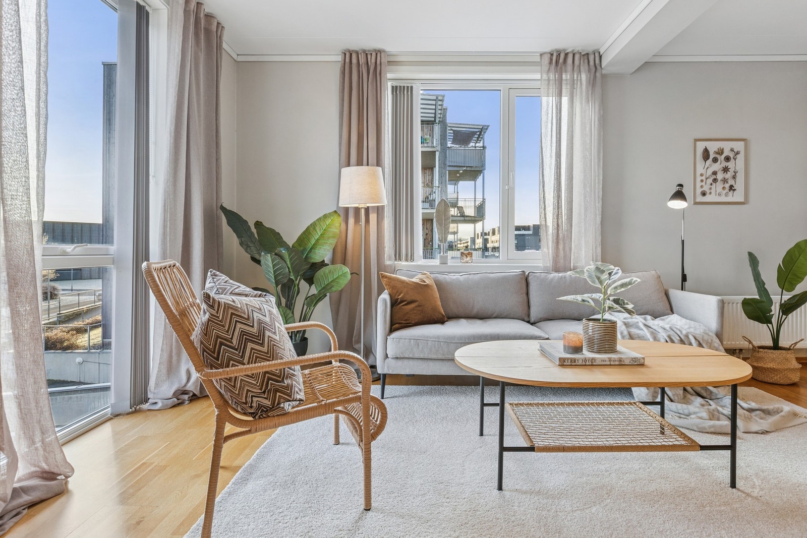 Store vindusflater som sørger for godt med lysinnslipp. Galleribilde