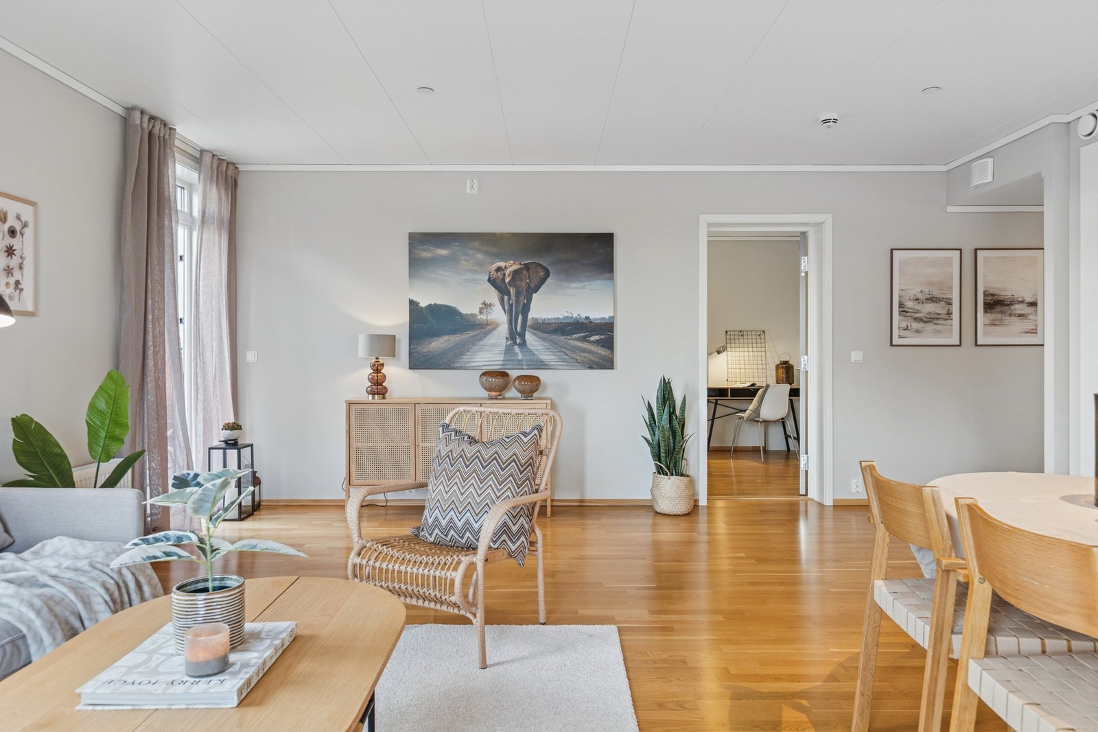 Stuen er romslig og du har plass til flere ulike møbler slik som sittegruppe, spisebord, stoler, tv- og benk. Galleribilde