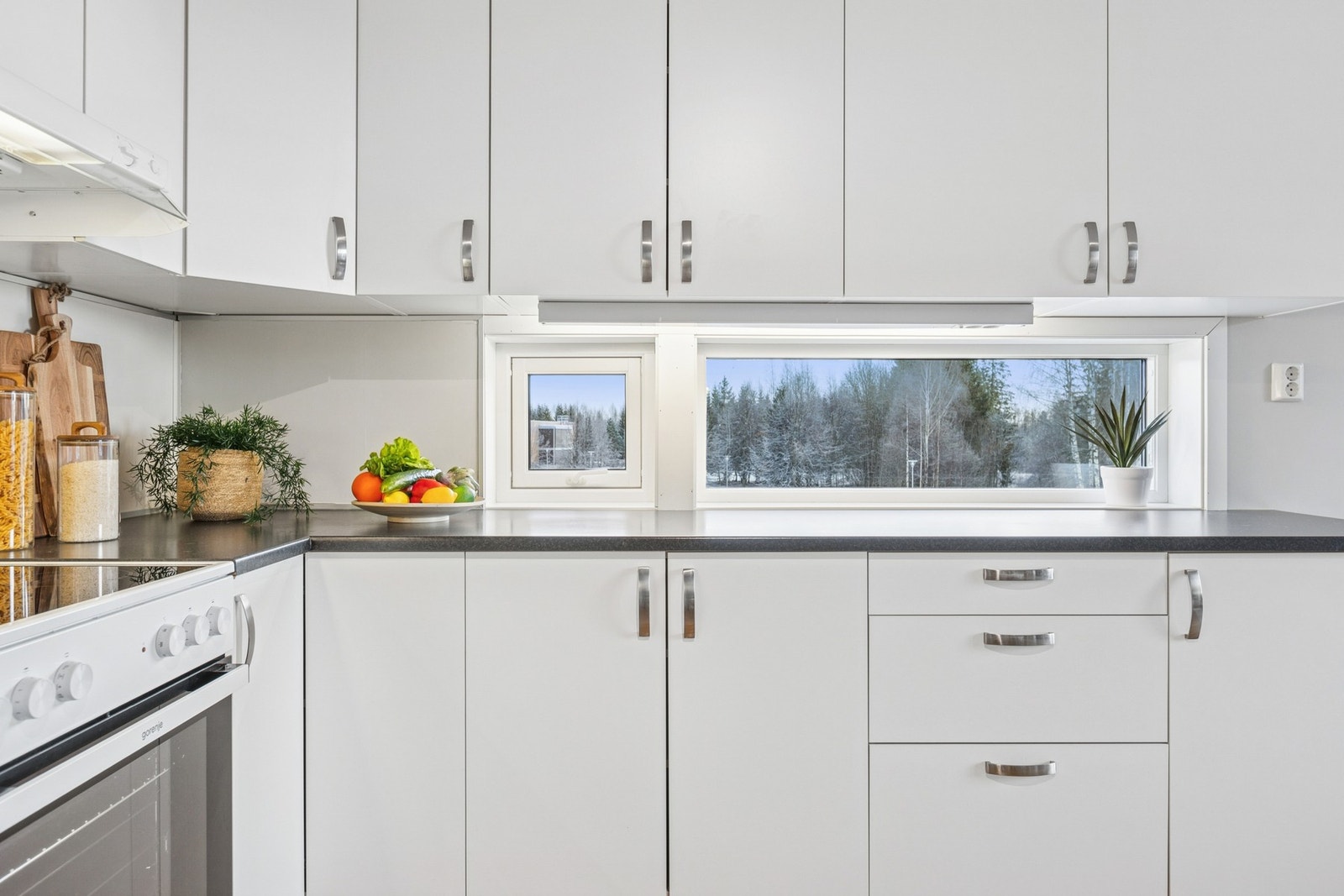 Godt med skapplass og arbeidsplass på benk. Det er frittstående hvitevarer på kjøkken; kjøleskap/fryser, oppvaskmaskin og komfyr. Avtrekk via balansert anlegg. Galleribilde