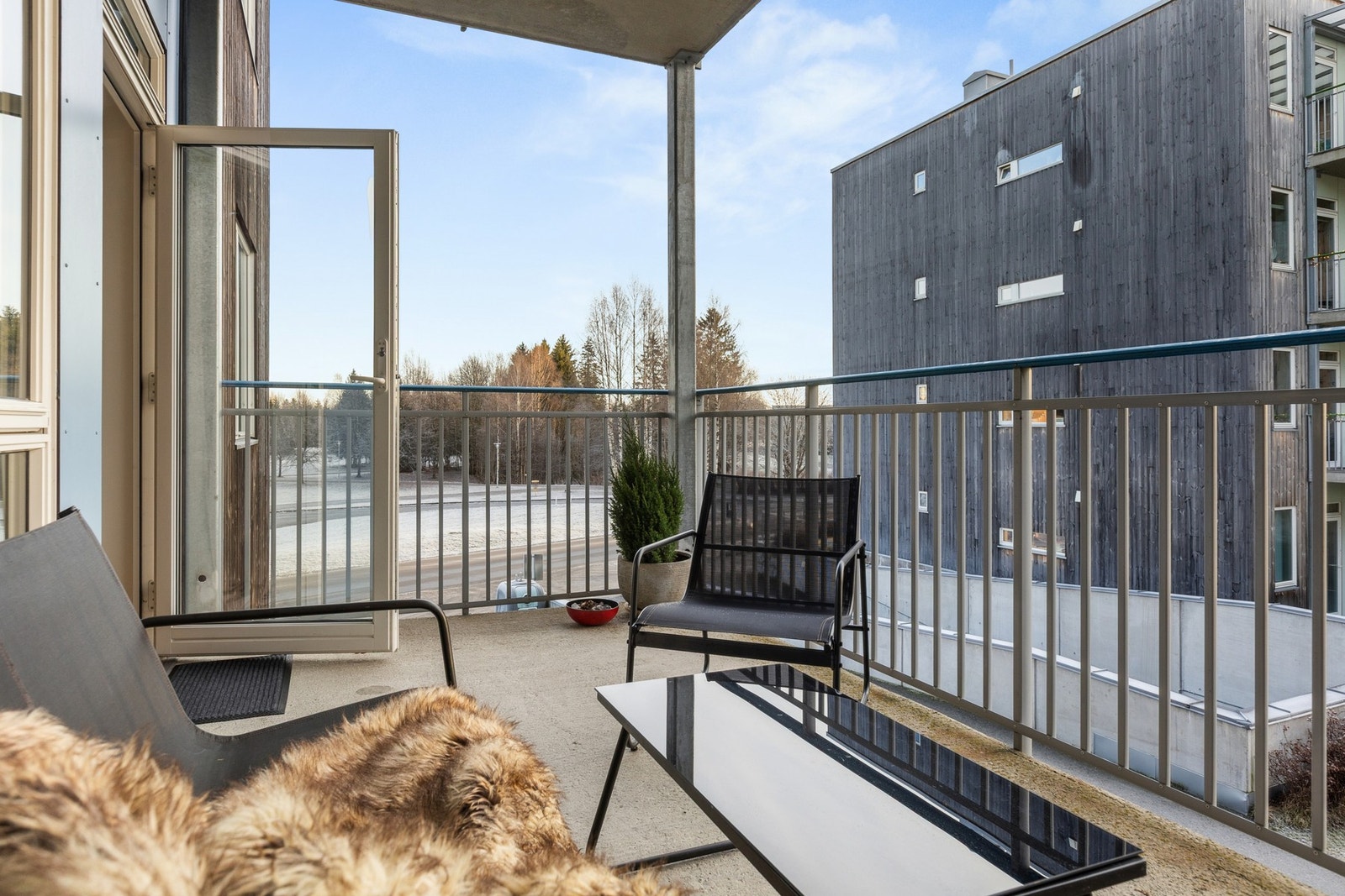 Fin balkong med plass for diverse utemøbler og grill. Galleribilde