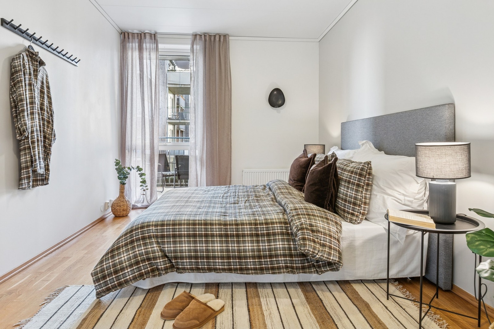 Boligen har 3 soverom av god størrelse med plass for klesoppbevaring og annet enkelt møblement, i tillegg til seng. Galleribilde