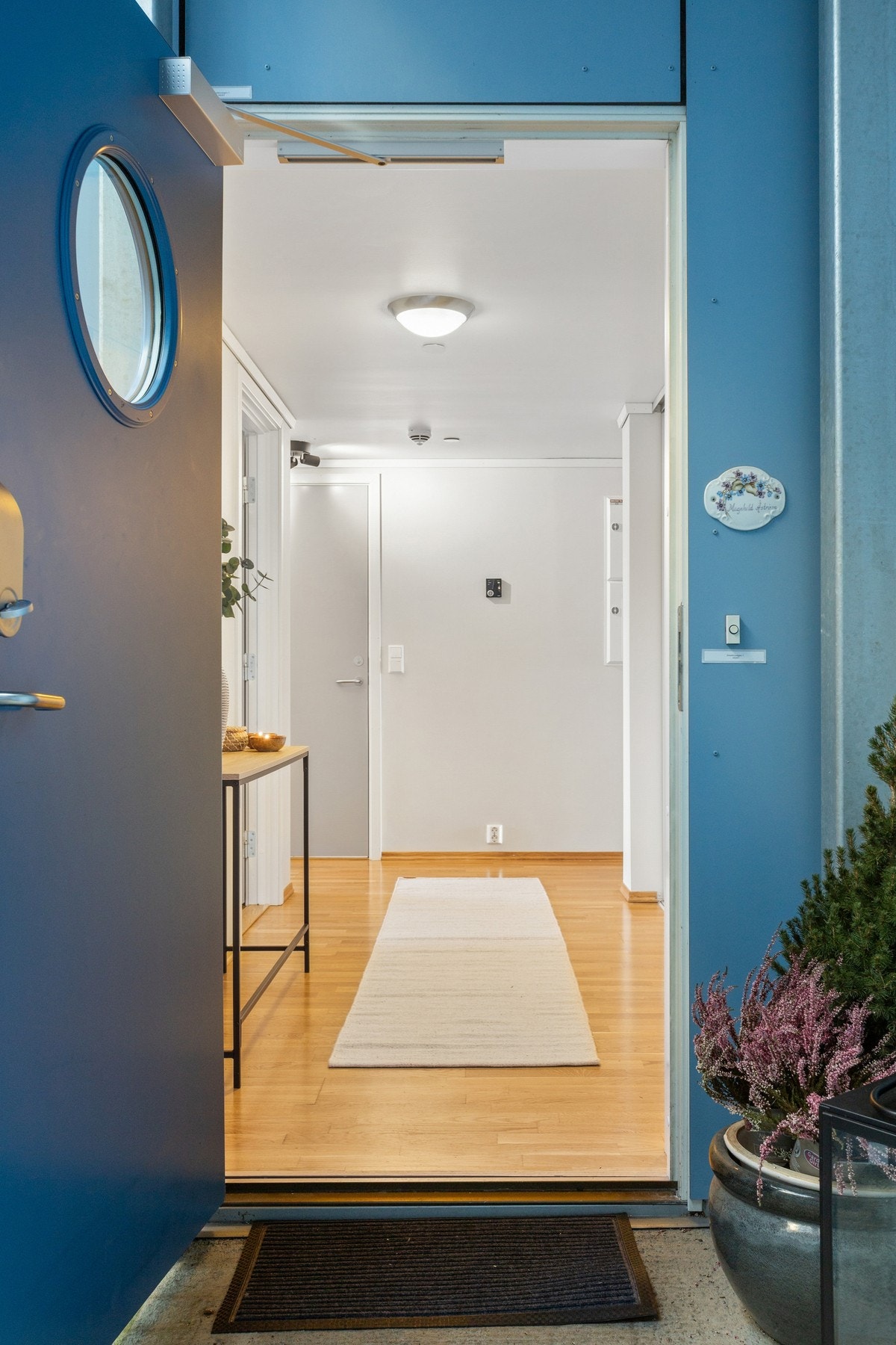 Kort vei til Jessheim og gode friluftsområder på Romeriksåsen gjør beliggenheten attraktiv for både hverdag og fritid. Galleribilde