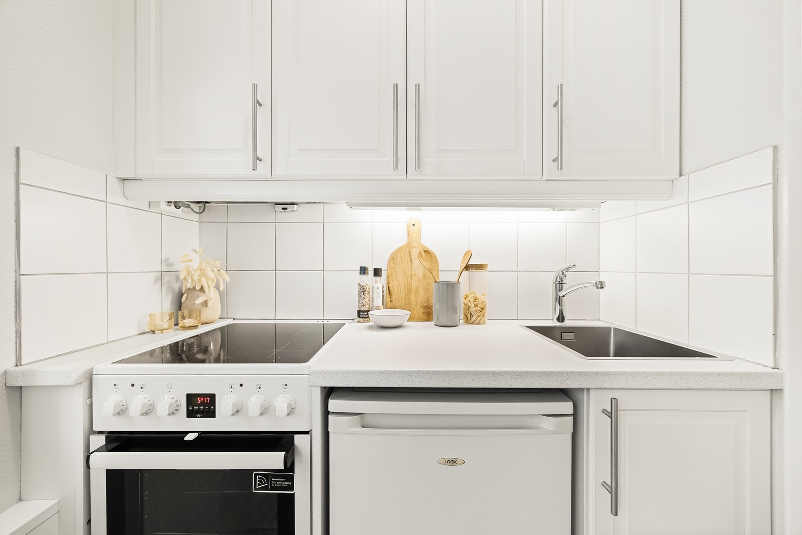 Kjøkkenet har frittstående hvitevarer og en kjøkkenventilator plassert i overskapet. I tillegg er det installert lekkasjestoppere og komfyrvakt for ekstra trygghet. Galleribilde