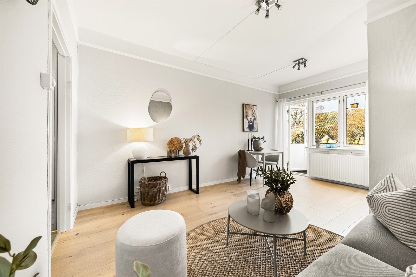 Romslig stue med god plass til å innrede etter ønske og behov. Galleribilde