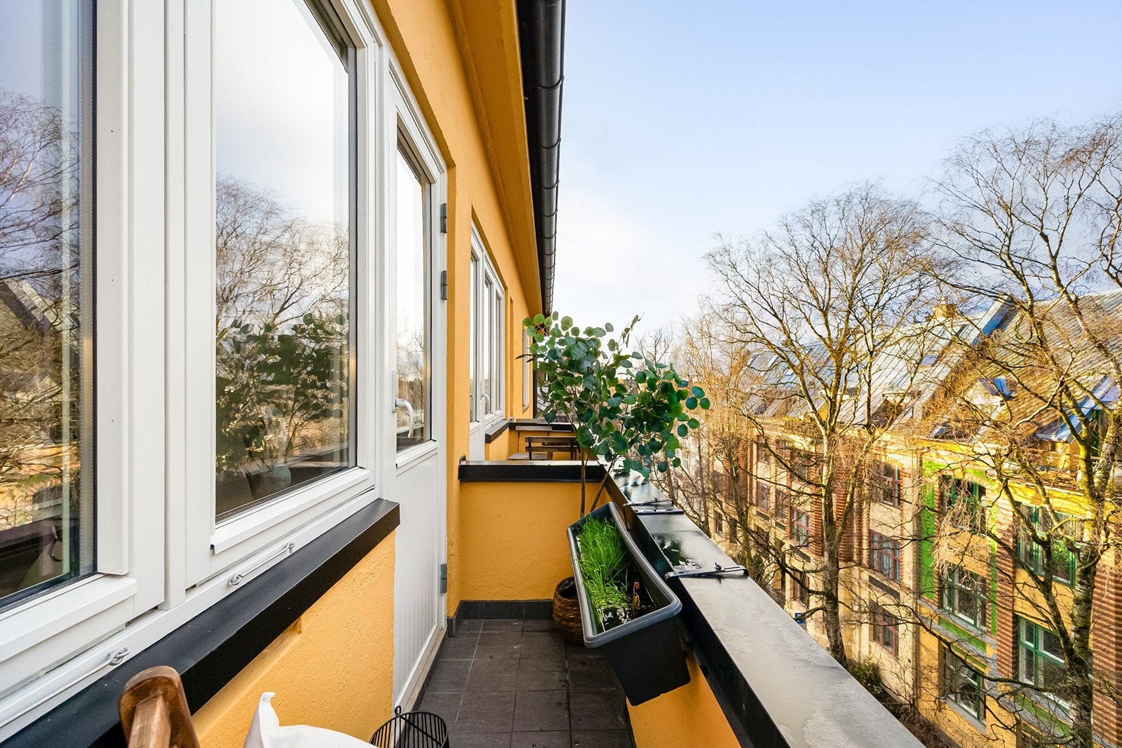 Balkongen er vestvendt og her har du sol fra ca. kl. 14 og utover på sommerstid. Galleribilde