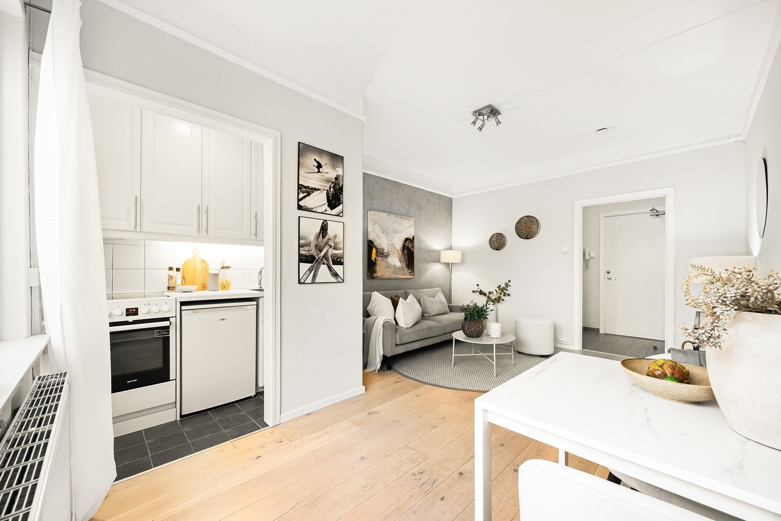 Kjøkkeninnredning fra IKEA (2011) har en delvis åpen løsning mot stuen. Galleribilde