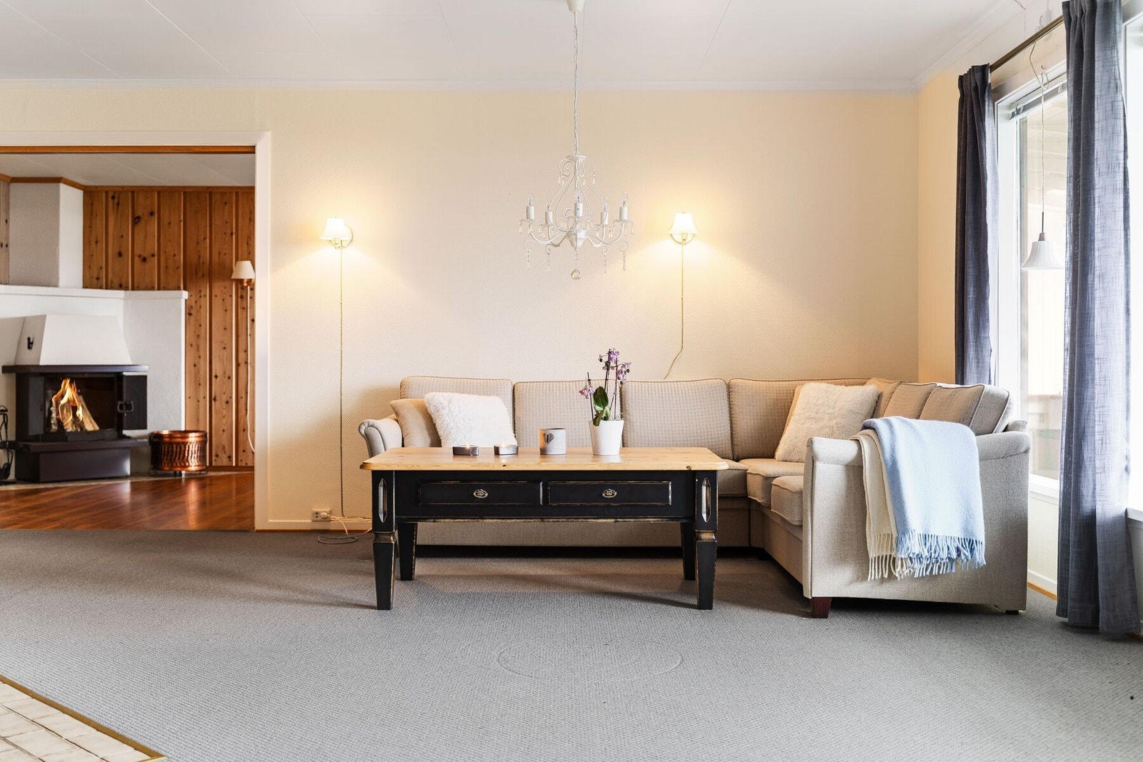 Romslig stue med egen peisestue Galleribilde