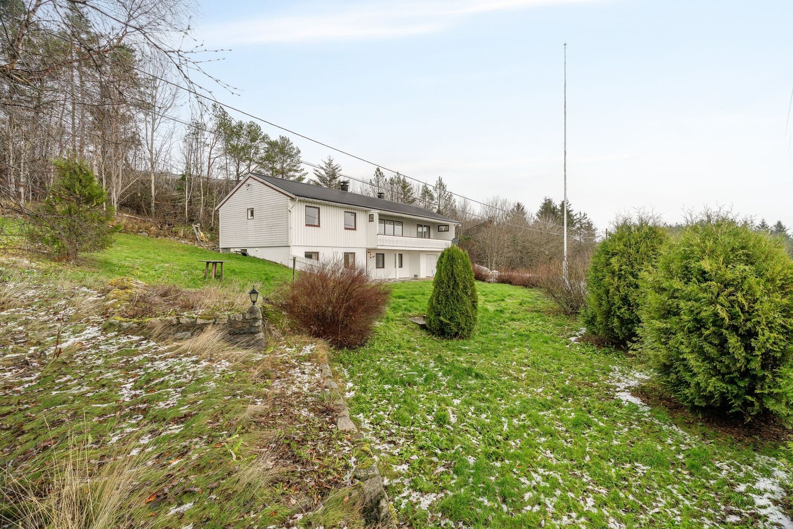 Det er ca. 5,5 km til oppvekstsenteret på Dyrøya og dagligvarebutikk Galleribilde