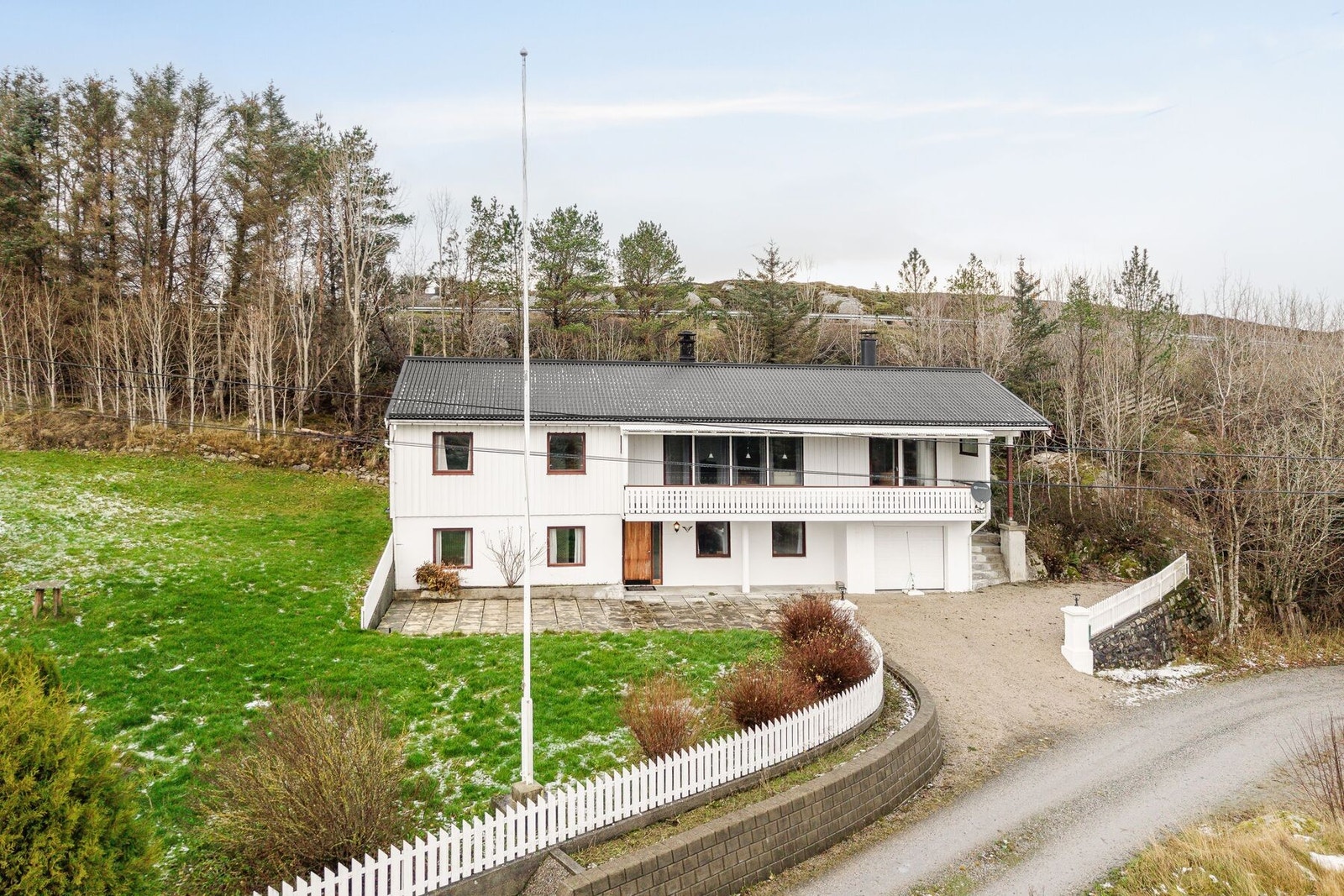 Ellers ca. 15 minutter til kommunesenteret Sistranda hvor man finner alle dagligdagse servicefunksjoner Galleribilde