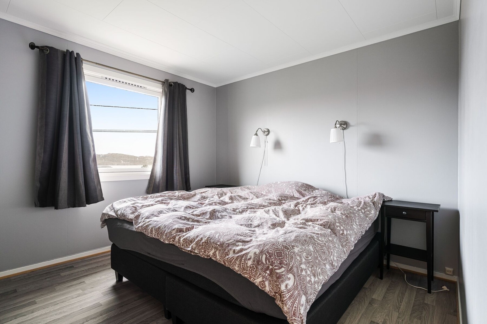 Det er 1 romslig soverom i hovedetasjen Galleribilde