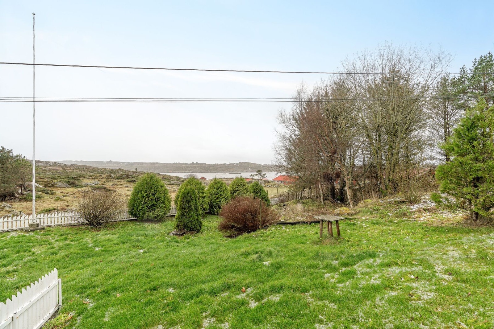 Eiendommen har en romslig tomt på 1302,6 kvm. med parkeringsplass og hage med plen. Galleribilde