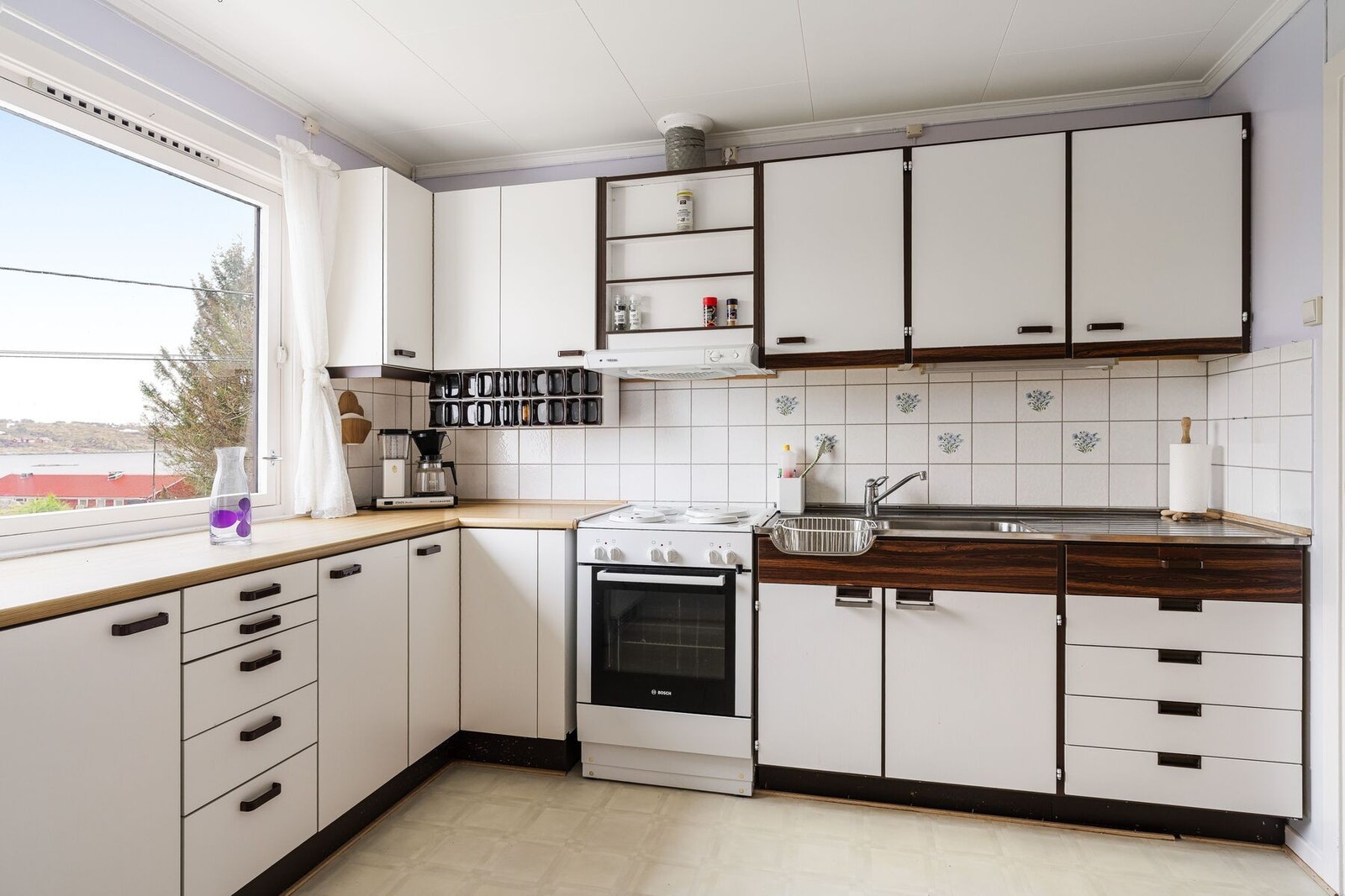 Romslig, eldre kjøkken med godt med lagringsplass Galleribilde