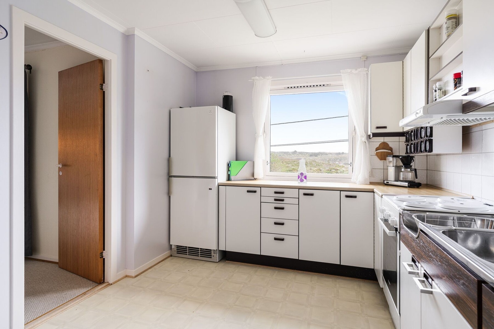 Flott utsikt fra kjøkkenvinduet Galleribilde