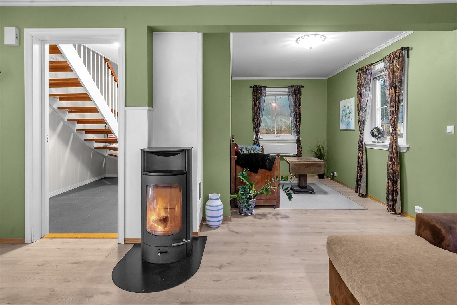 Romslig og fin stue, med koselig peis-ovn. Galleribilde