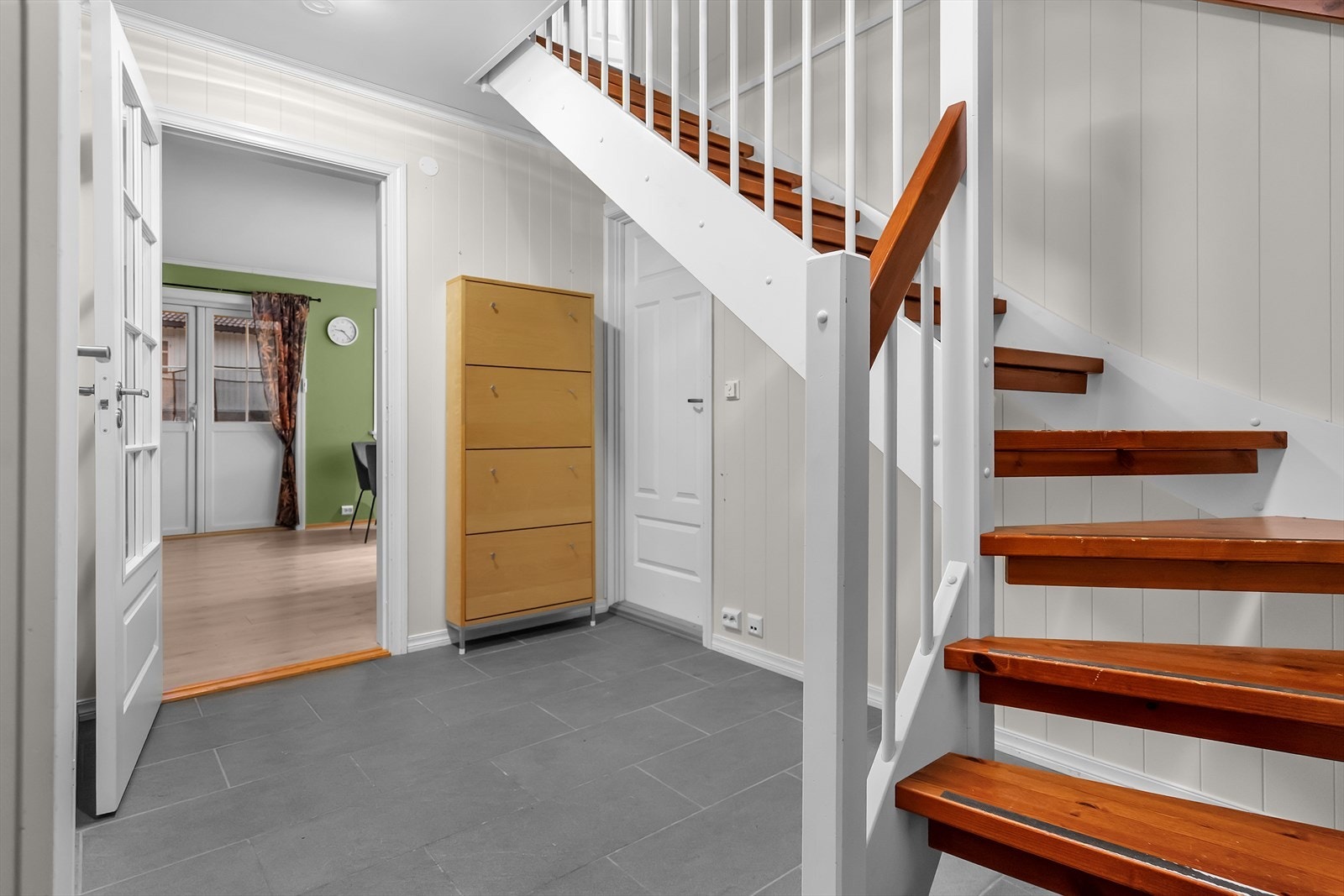 Velkommen inn | Romslig gang, med god plass til yttertøy og sko. | Ifm gangen er det også et praktisk vaskerom, samt toalettrom. Galleribilde