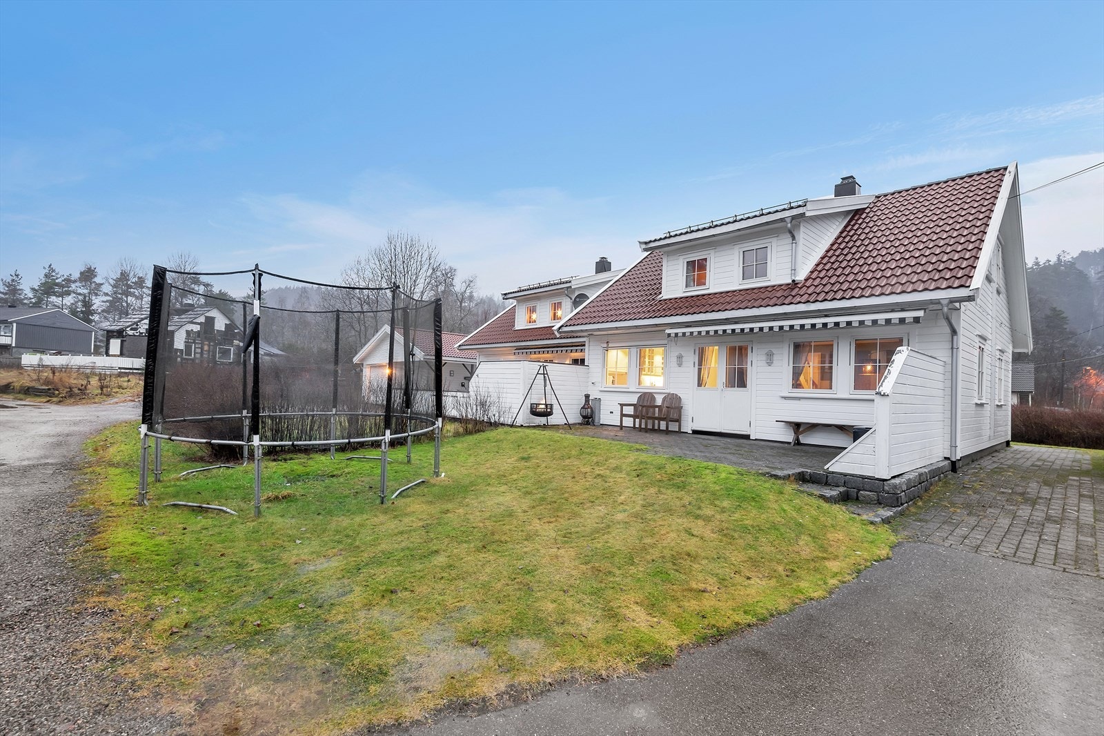 Adkomst til denne koselige uteplassen fra stue/kjøkken. Galleribilde