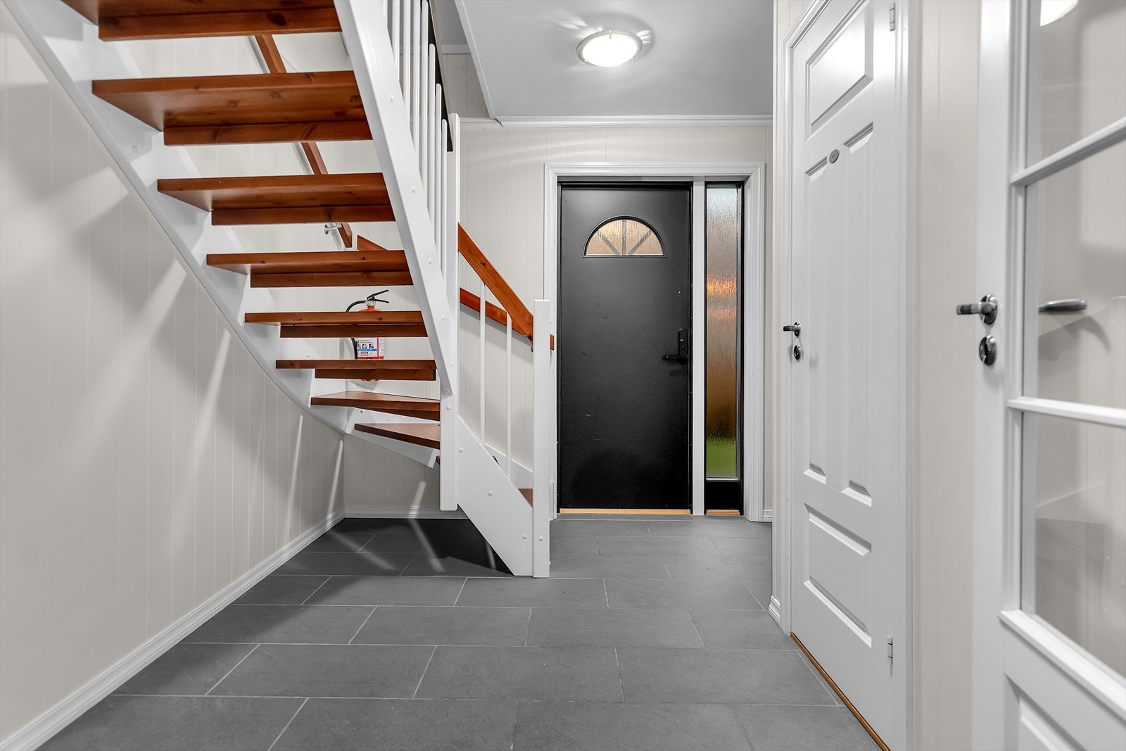 Velkommen inn | Romslig gang, med god plass til yttertøy og sko. | Ifm gangen er det også et praktisk vaskerom, samt toalettrom. Galleribilde