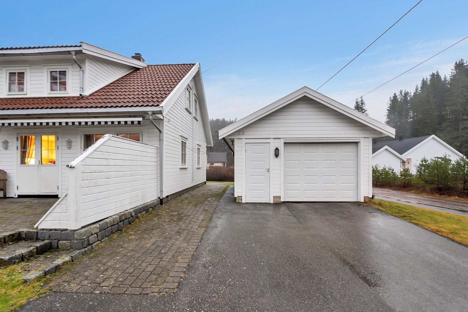 Gode parkeringsmuligheter på egen tomt, med asfaltert gårdsplass og romslig garasje. Galleribilde