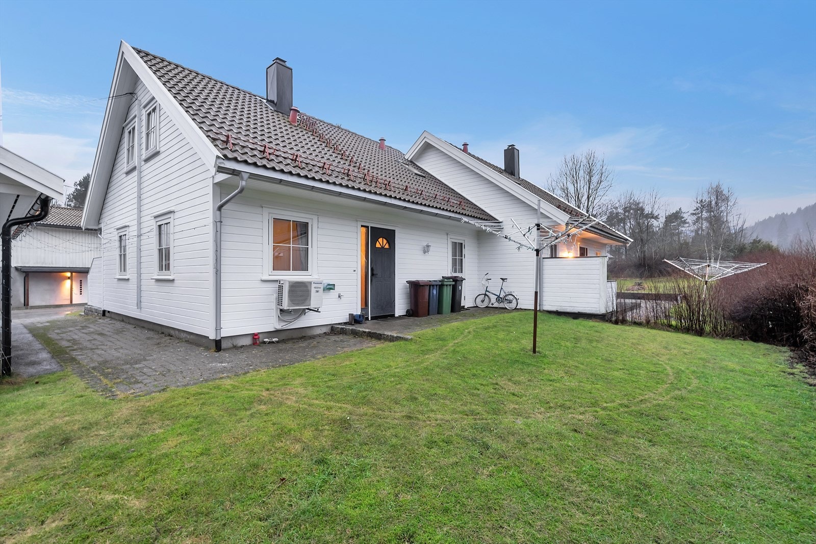 Det er belegningsstein rundt boligen frem til inngangspartiet på boligens bakside. Galleribilde