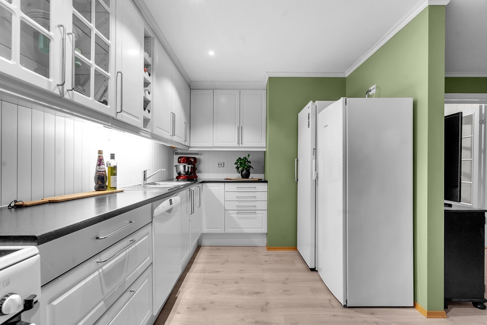 Hvitevarene på kjøkkenet medfølger i handelen. Galleribilde