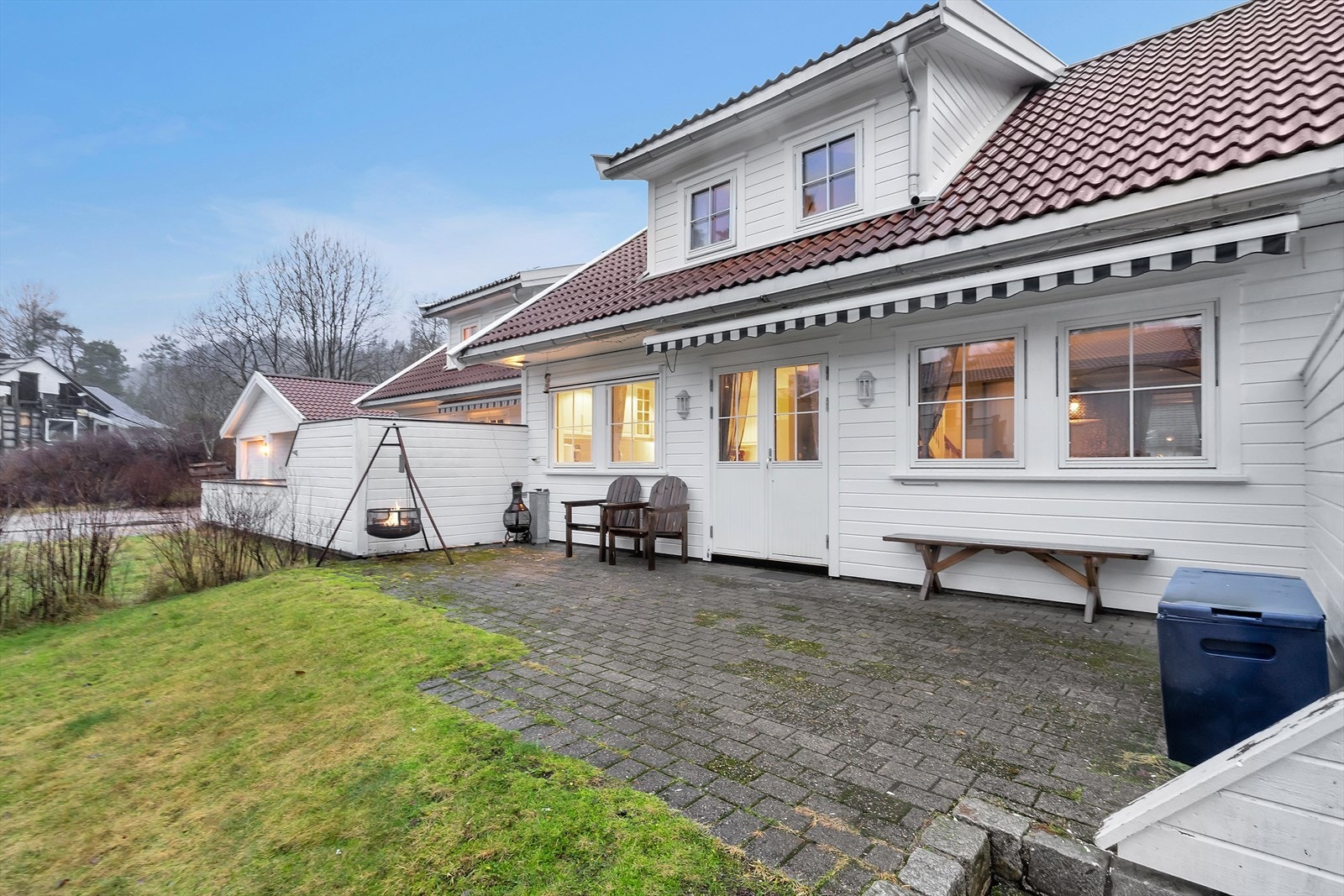 Adkomst til denne koselige uteplassen fra stue/kjøkken. | Markisen medfølger i handelen. Galleribilde