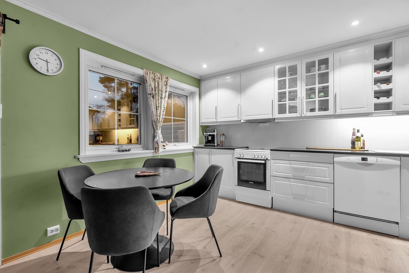 Kjøkken | God plass til spisebord på kjøkkenet. Galleribilde