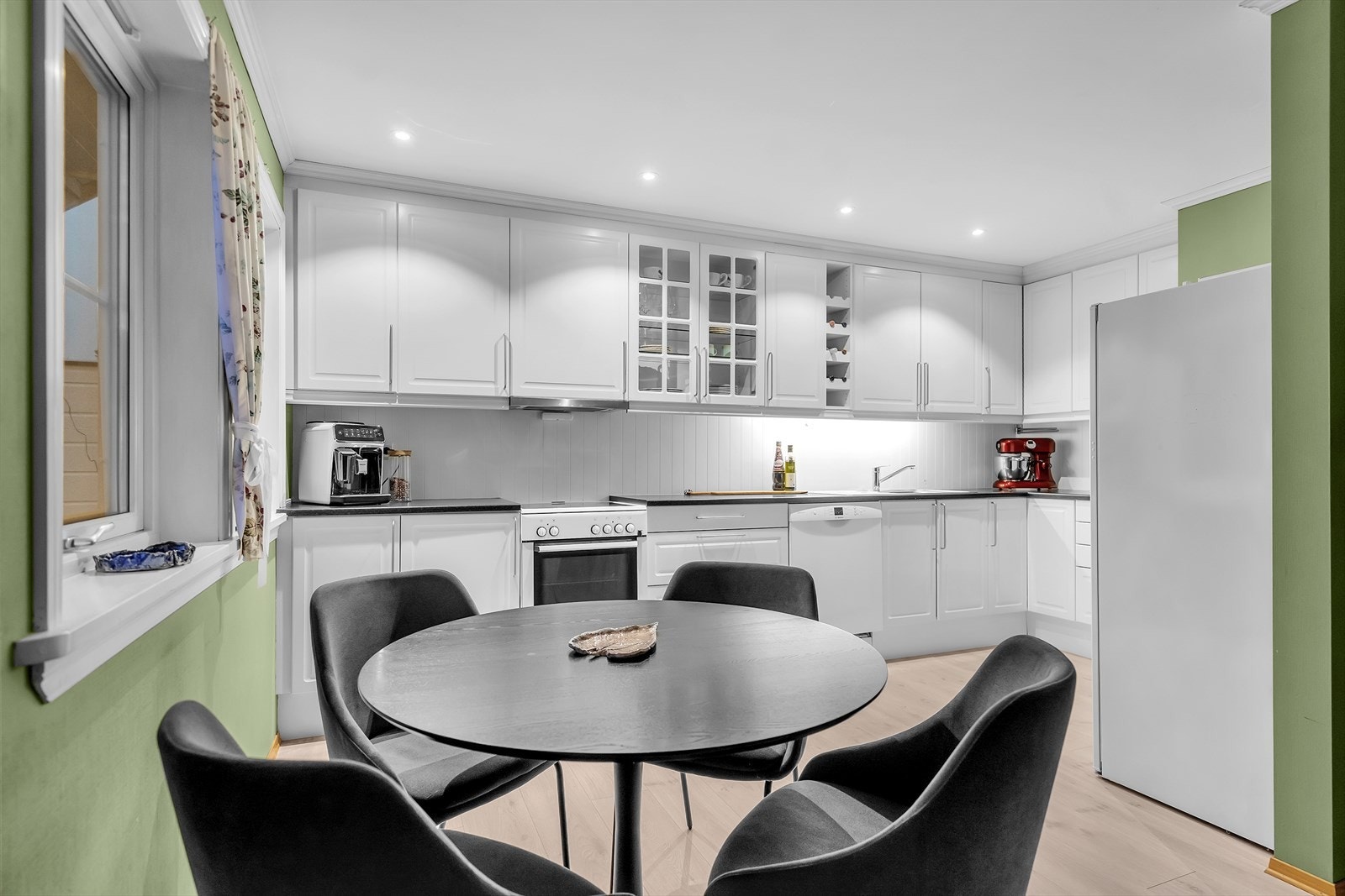 Kjøkken | Rikelig med skap- og benkplass. Galleribilde