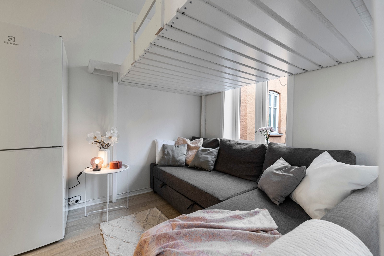 Hovedrommet fungerer som både stue og soverom, og er innredet med en plassbesparende sovehems som gir bedre utnyttelse av rommet. Galleribilde