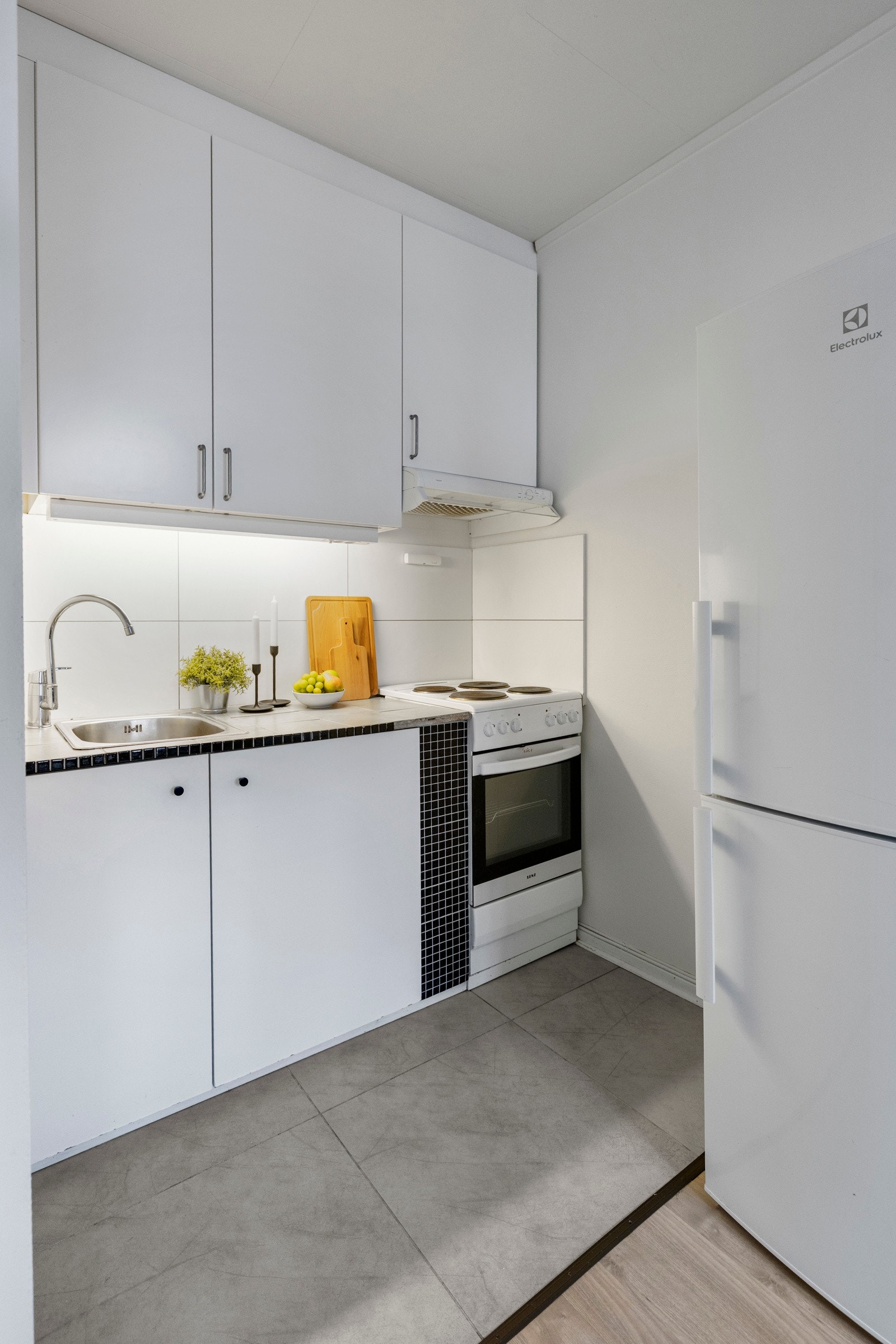 En smart og lettstelt 1 roms med sovehems, god takhøyde og store vindusflater som gir flott lysinnslipp. Galleribilde