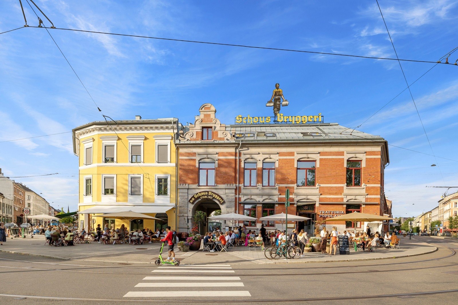 Miljøgate og nye serveringssteder har de siste årene bidratt til å løfte området ytterligere, og det er kort vei til populære områder som Grünerløkka, St. Hanshaugen, Tøyen, Bislett, Youngstorget og Karl Johans gate. Galleribilde