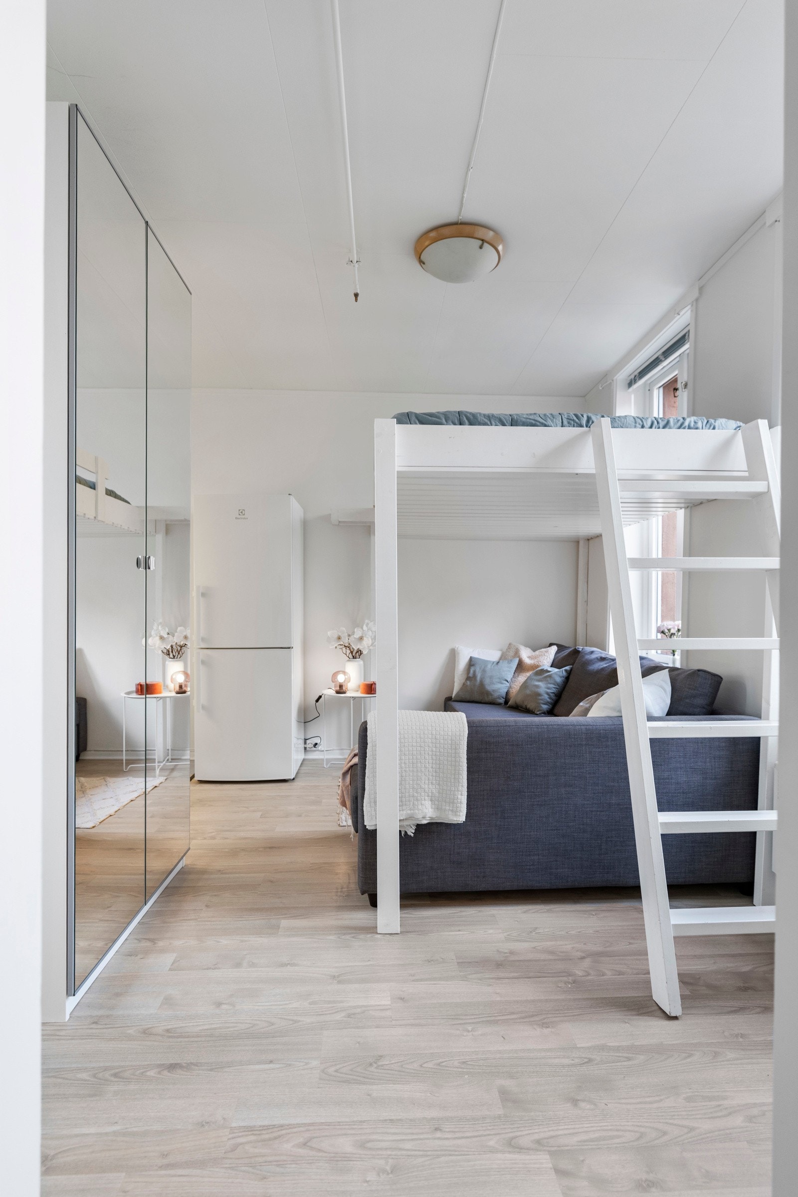 Hovedrommet har en god takhøyde på ca. 2,57 meter og gir en lys og åpen romfølelse. Galleribilde