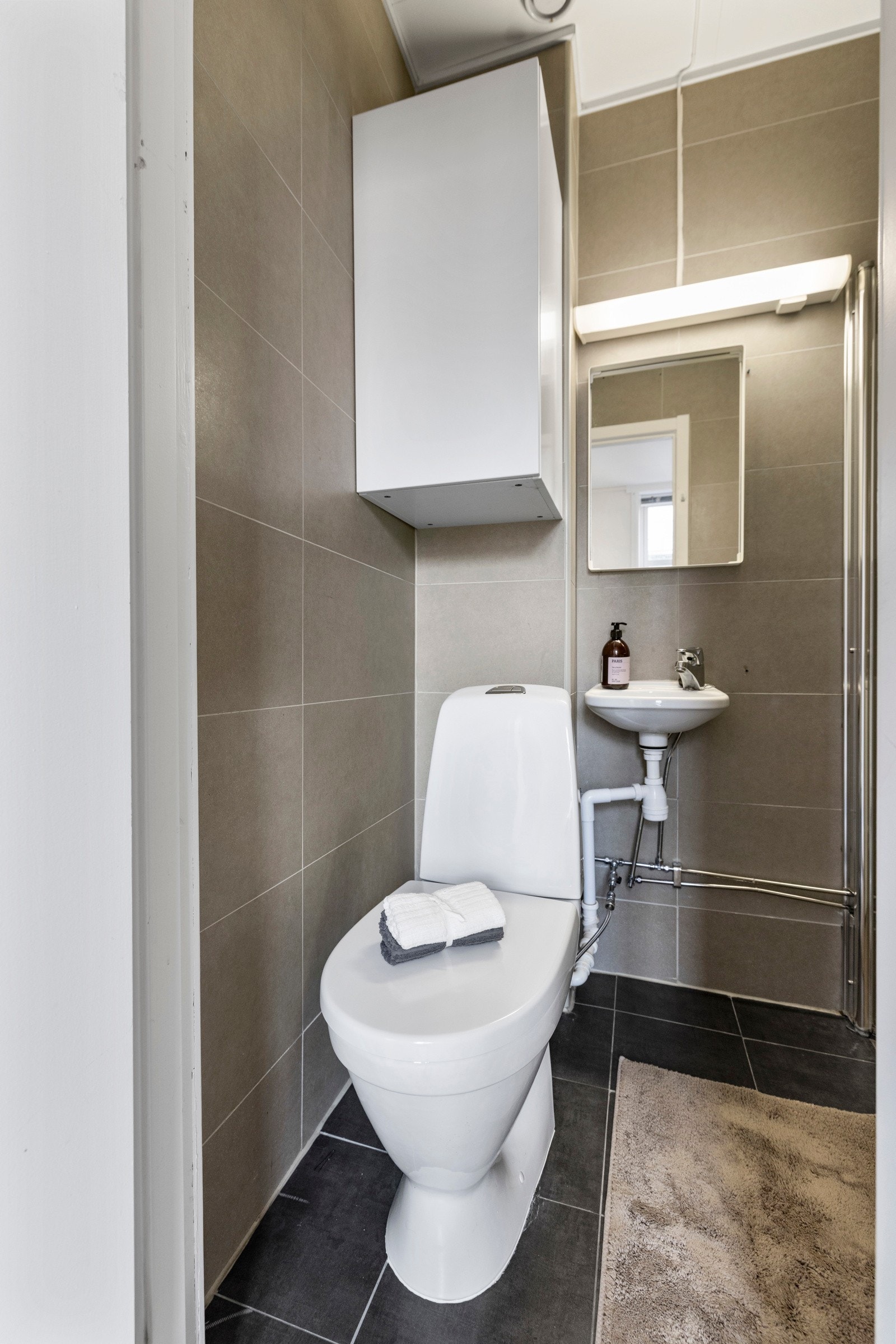 Badet fremstår som funksjonelt og ryddig, med et tidløst uttrykk. Galleribilde