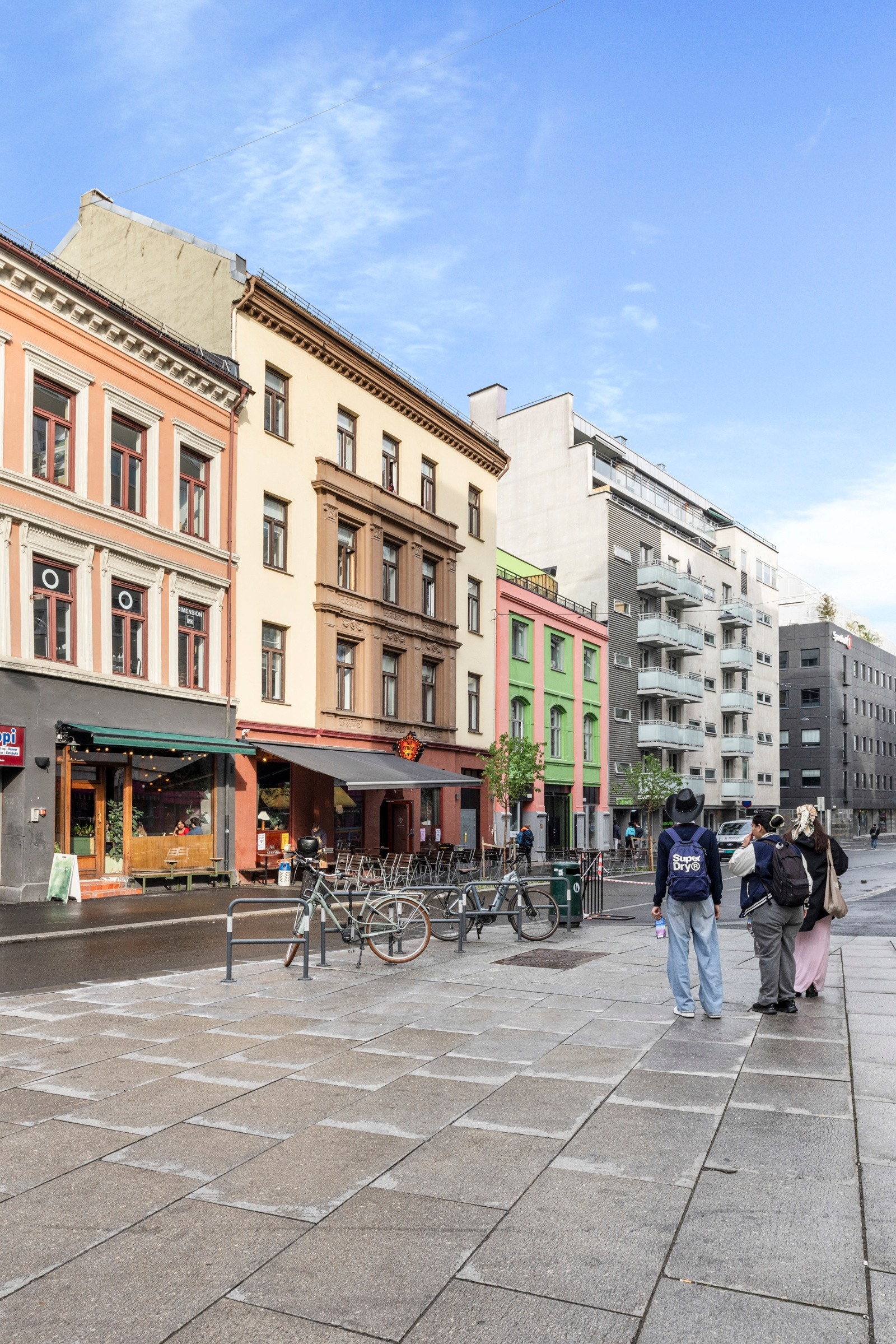 Dagligvarehandel er godt dekket med blant annet Kiwi og Coop Extra i nærheten, samt et bredt utvalg av søndagsåpne grønnsakshandlere og nisjebutikker. Galleribilde